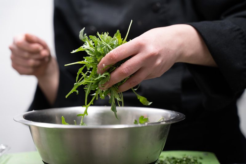 Frische Kräuter werden in der Küche verlesen